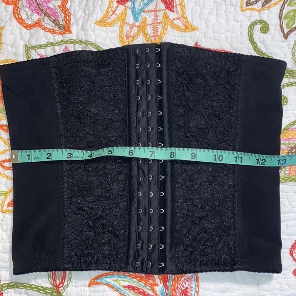 Medium waist trimmer shaper corset black hook and eye lace accents around hooks - Picture 3 of 6